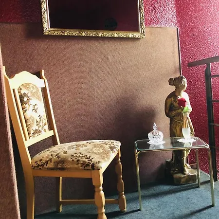 Just & Bar בית הארחה *