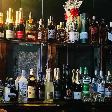 בית הארחה Just & Bar