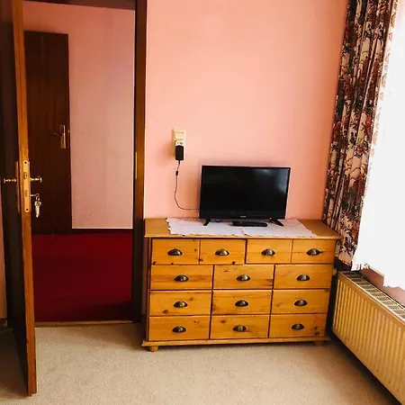 Just & Bar בית הארחה *