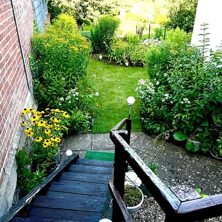 בית הארחה Just & Bar