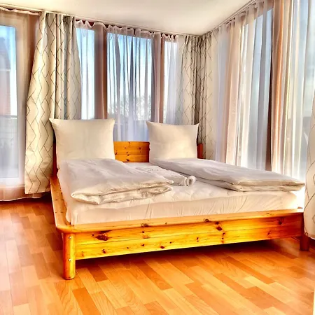 Just & Bar בית הארחה *