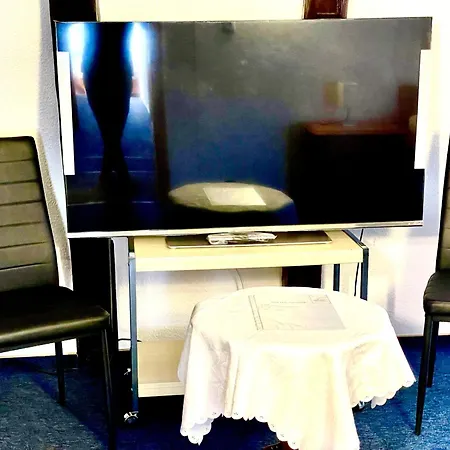 בית הארחה Just & Bar *