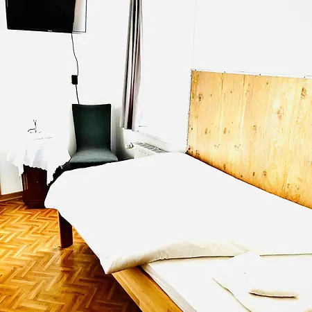 בית הארחה Just & Bar